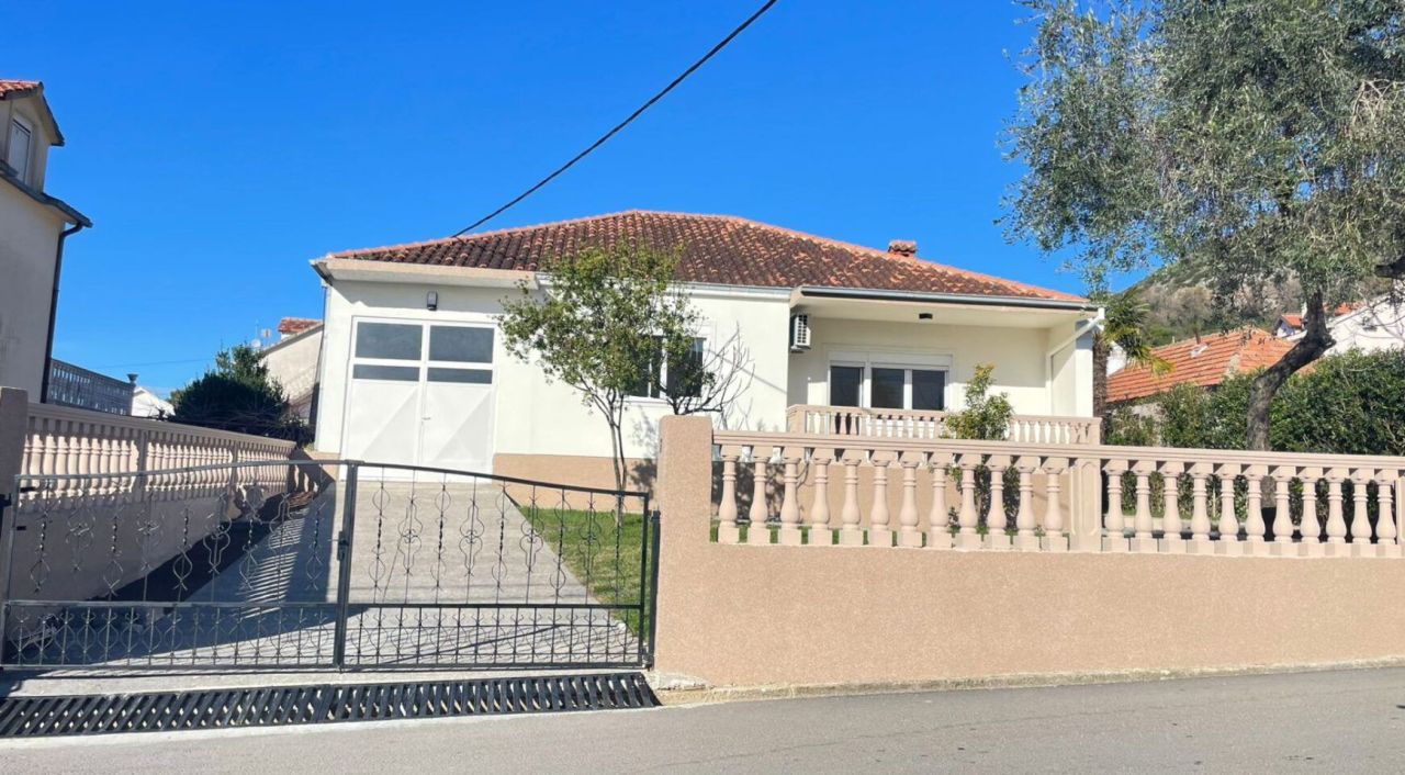 Вилла в Тивате, Черногория, 118 м² - фото 1