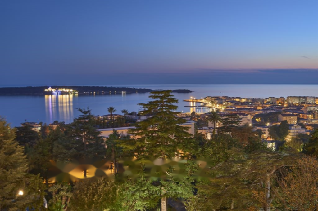 Квартира в Каннах, Франция, 210 м² - фото 1