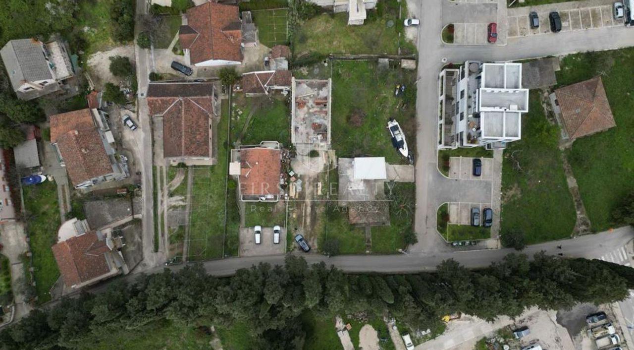 Дом под реконструкцию в Тивате, Черногория, 330 м² - фото 8