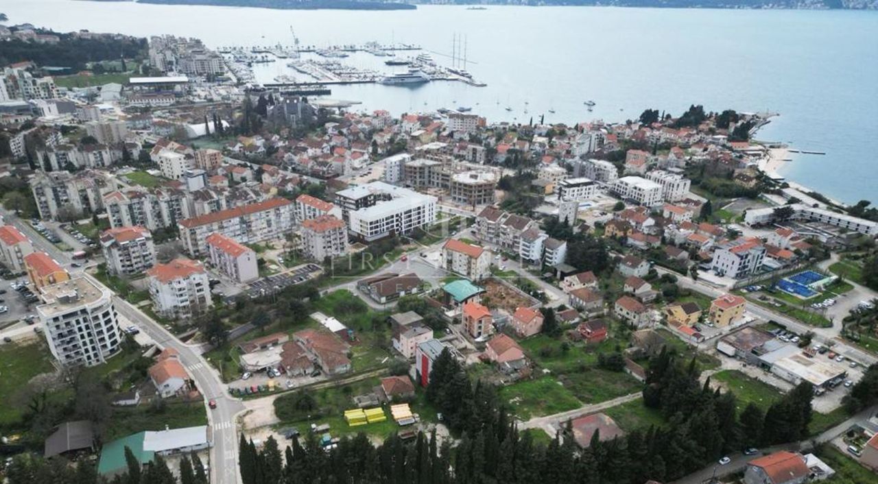 Дом под реконструкцию в Тивате, Черногория, 330 м² - фото 7