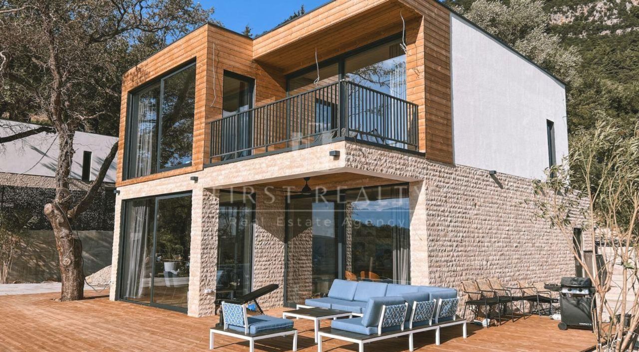 Вилла в Тивате, Черногория, 200 м² - фото 1