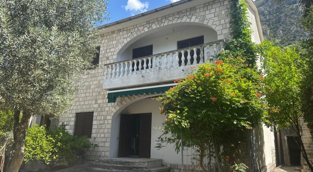 Вилла в Доброте, Черногория, 160 м² - фото 1