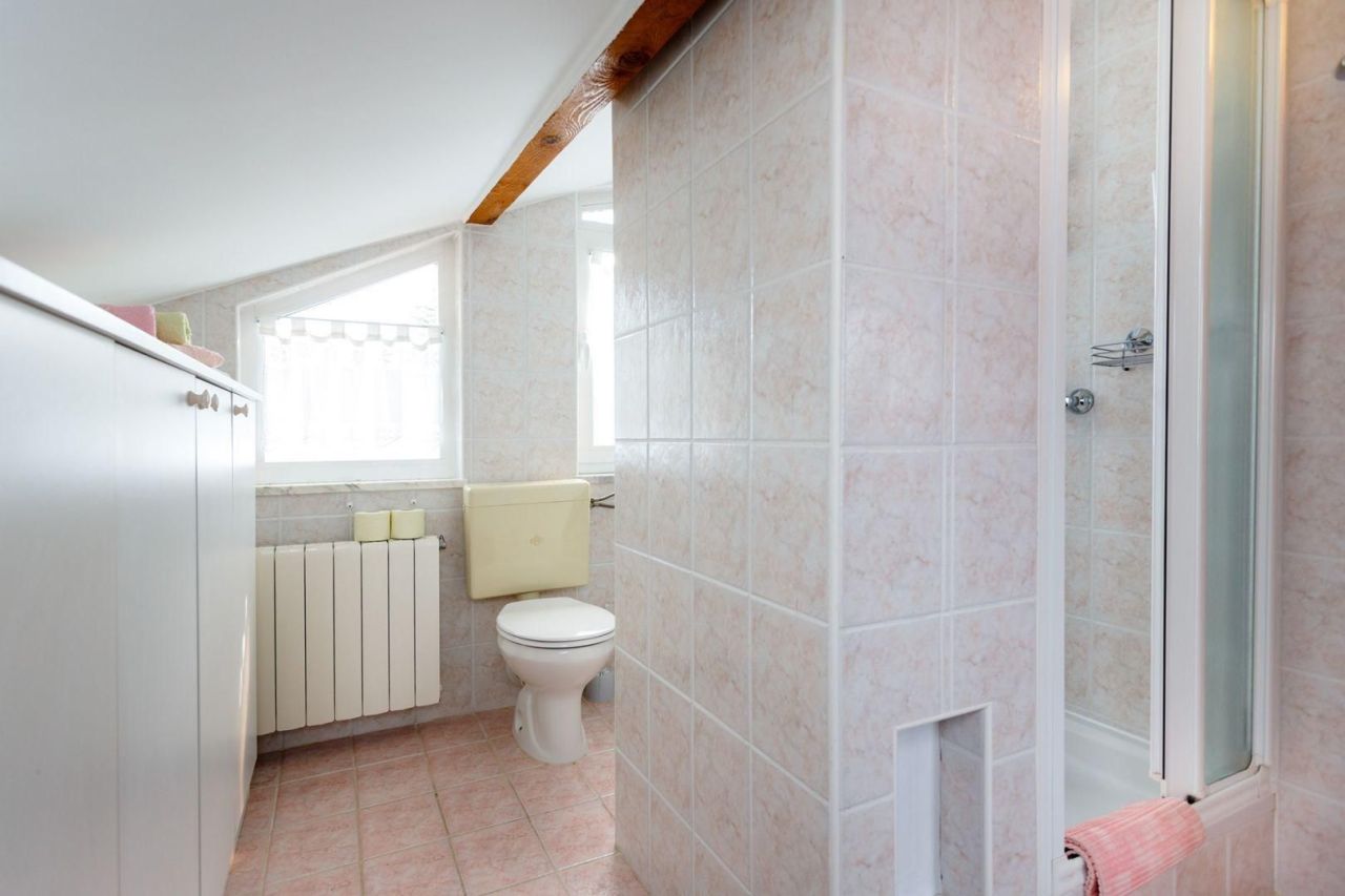 Отель, гостиница в Малинска-Дубашнице, Хорватия, 300 м² - фото 3