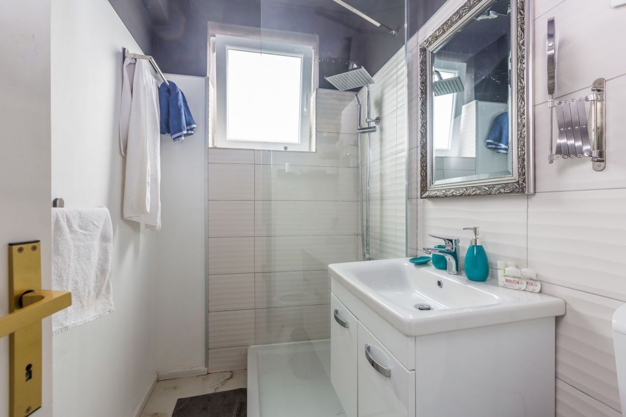 Отель, гостиница Malinska, Хорватия, 400 м² - фото 11