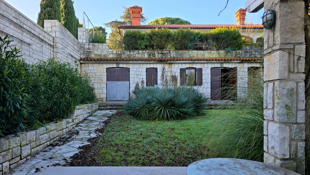 Вилла в Умаге, Хорватия, 300 м² - фото 15