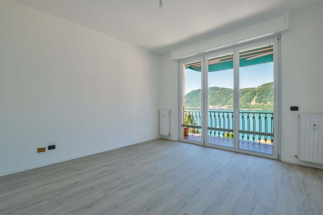 Квартира в Кампионе-д'Италия, Италия, 78 м² - фото 1