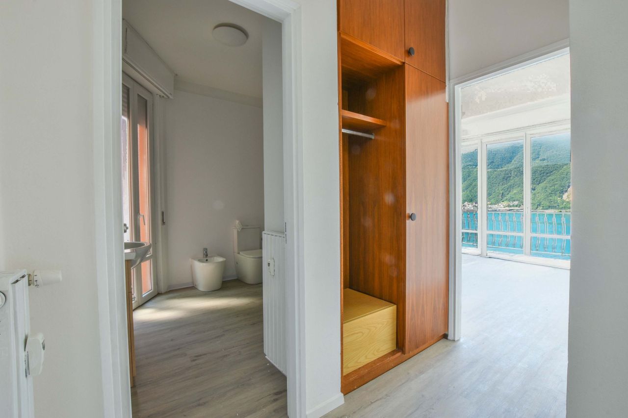 Квартира в Кампионе-д'Италия, Италия, 78 м² - фото 11