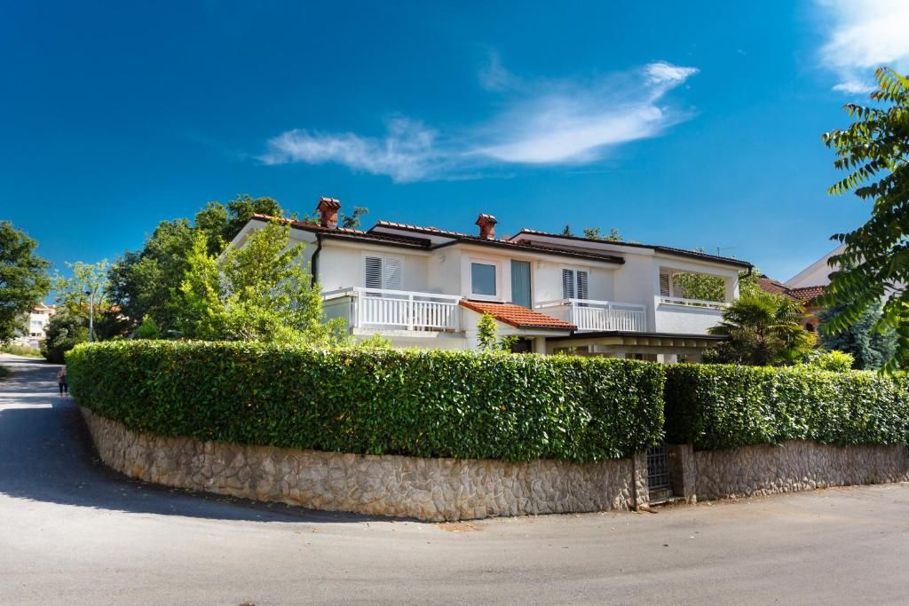 Отель, гостиница Malinska, Хорватия, 350 м² - фото 1