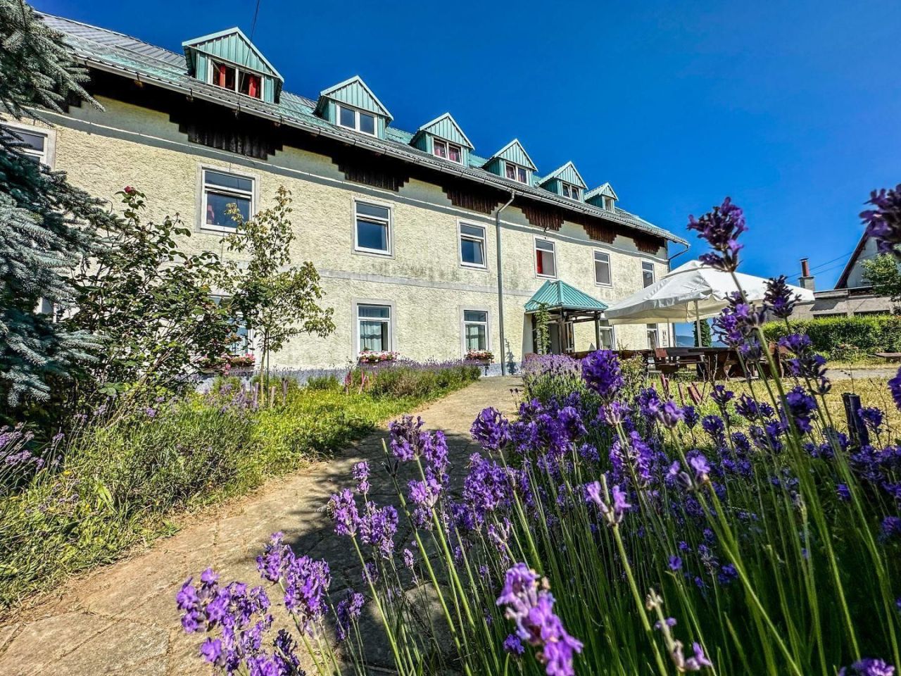 Отель, гостиница Fužine, Хорватия, 1 200 м² - фото 1