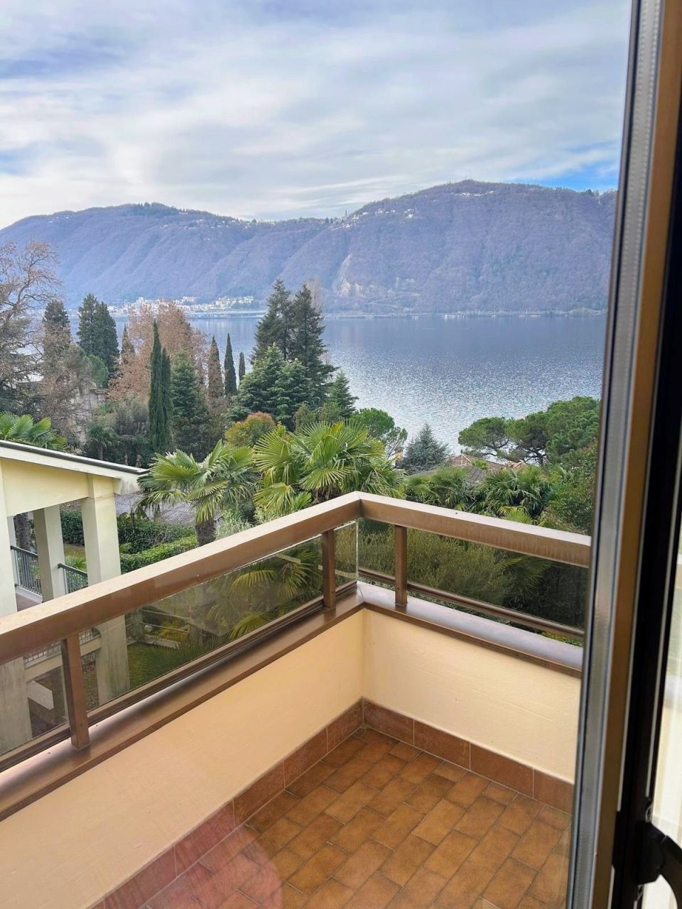 Квартира в Кампионе-д'Италия, Италия, 65 м² - фото 1