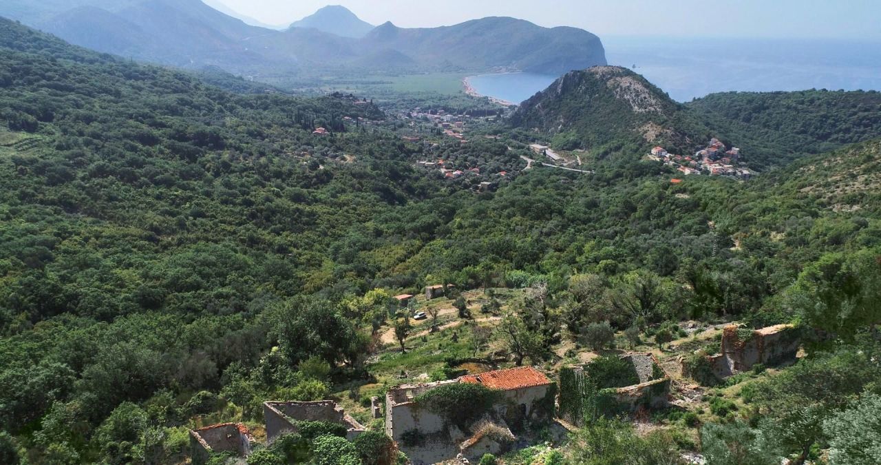 Земля в Петроваце, Черногория, 18 079 м² - фото 1