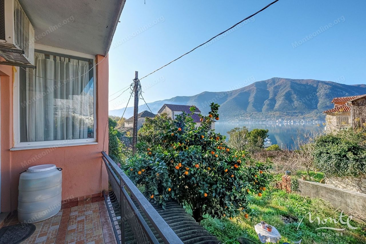 Вилла в Доброте, Черногория, 219 м² - фото 1