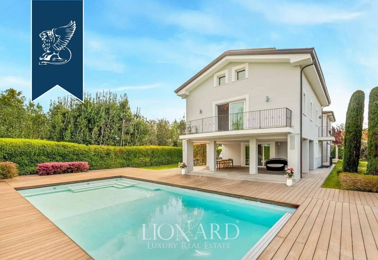 Вилла в Форте деи Марми, Италия, 670 м² - фото 1