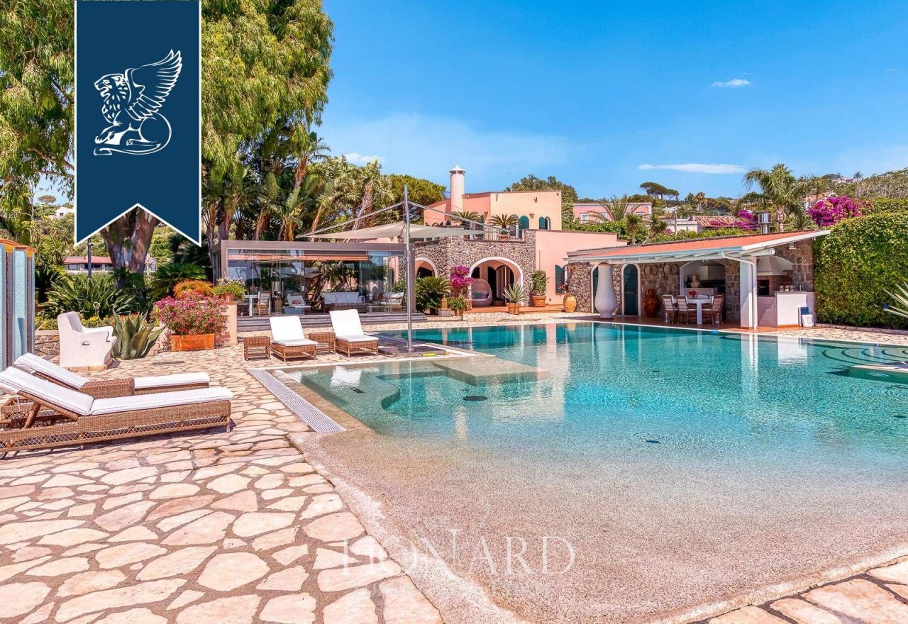 Вилла в Неаполе, Италия, 430 м² - фото 1