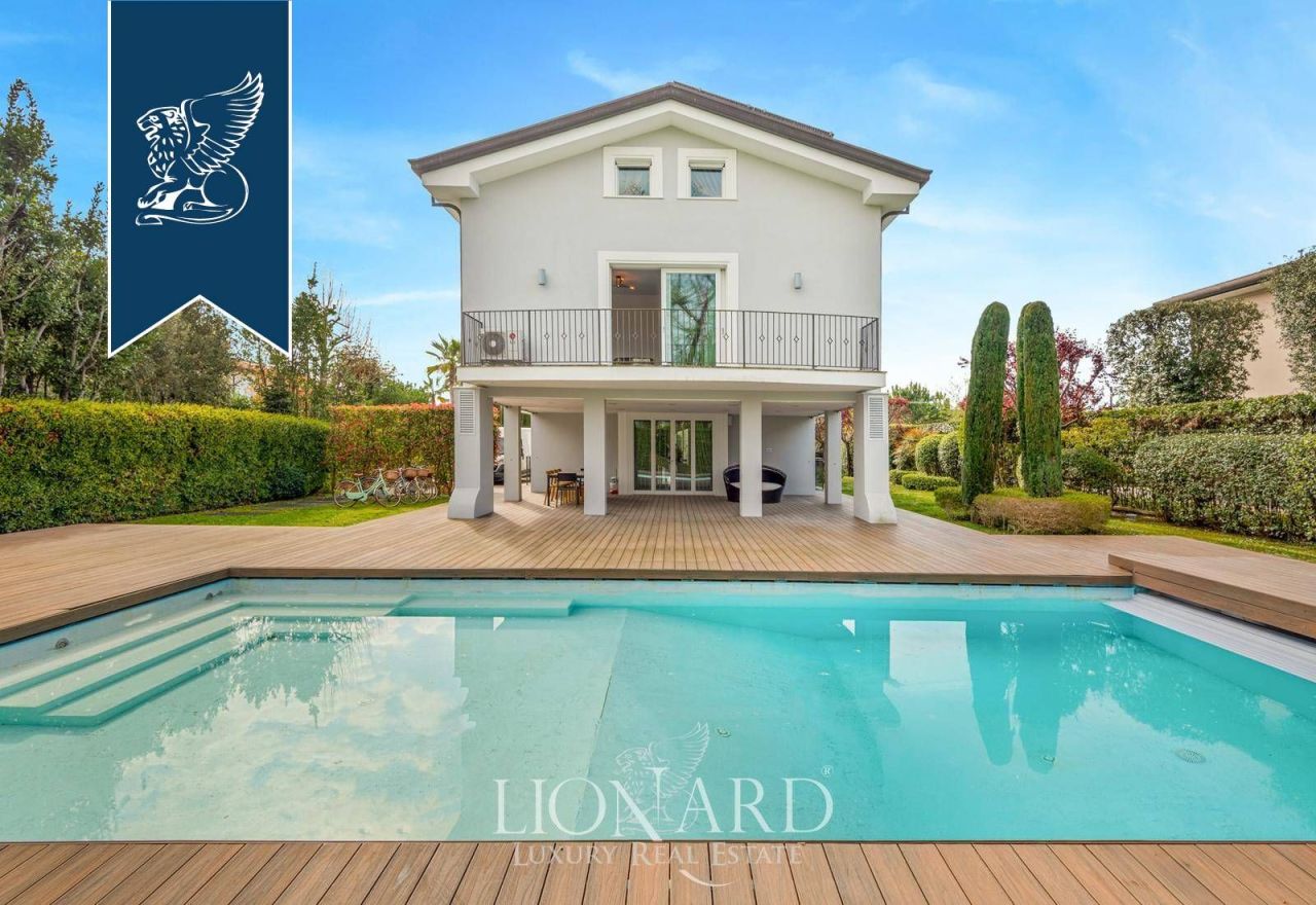 Вилла в Форте деи Марми, Италия, 670 м² - фото 2