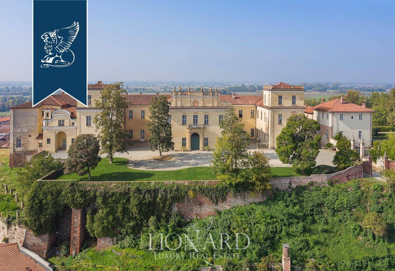 Замок в Турине, Италия, 7 540 м² - фото 1