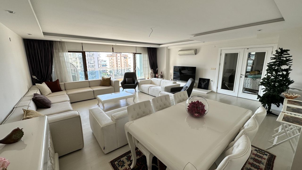 Квартира в Алании, Турция, 180 м² - фото 1