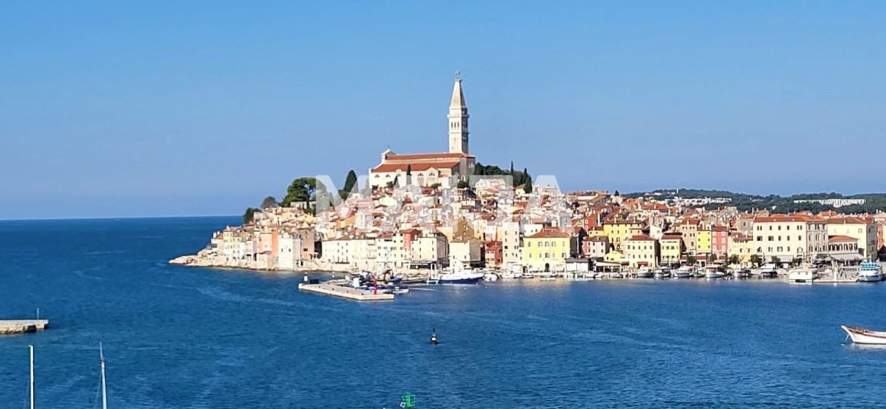 Земля в Ровини, Хорватия, 1 100 м² - фото 1