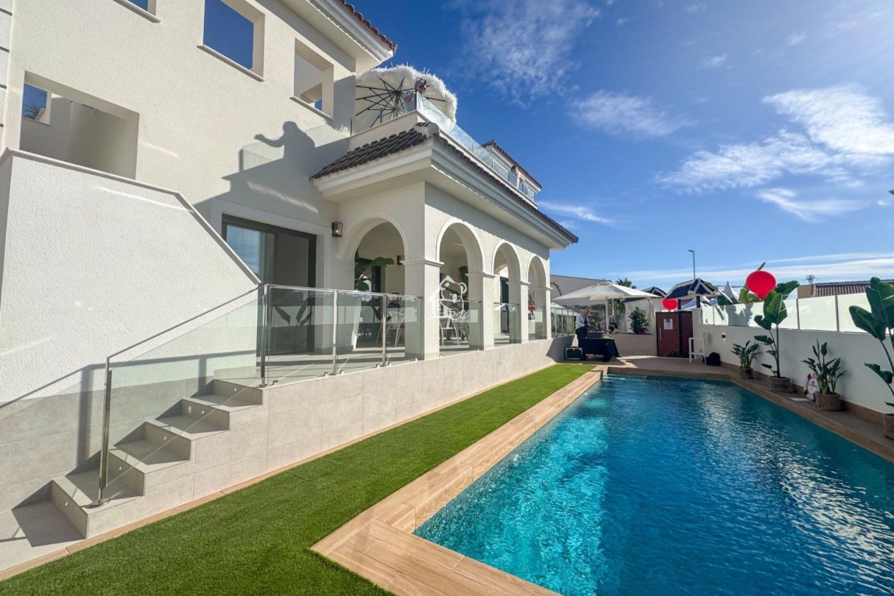 Шале в Сьюдад-Кесада, Испания, 168 м² - фото 2