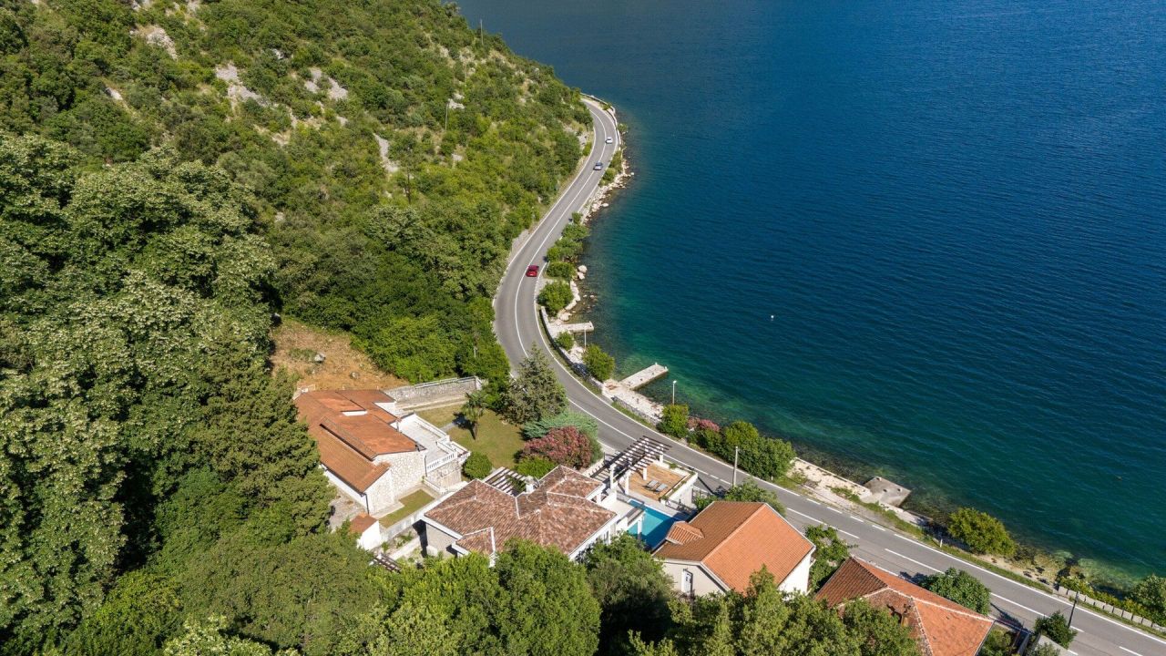 Вилла в Которе, Черногория, 405 м² - фото 1