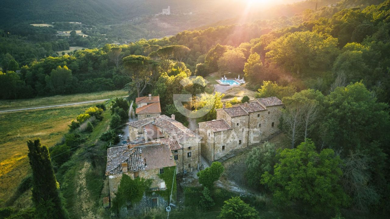 Дом в Кортоне, Италия, 2 200 м² - фото 1