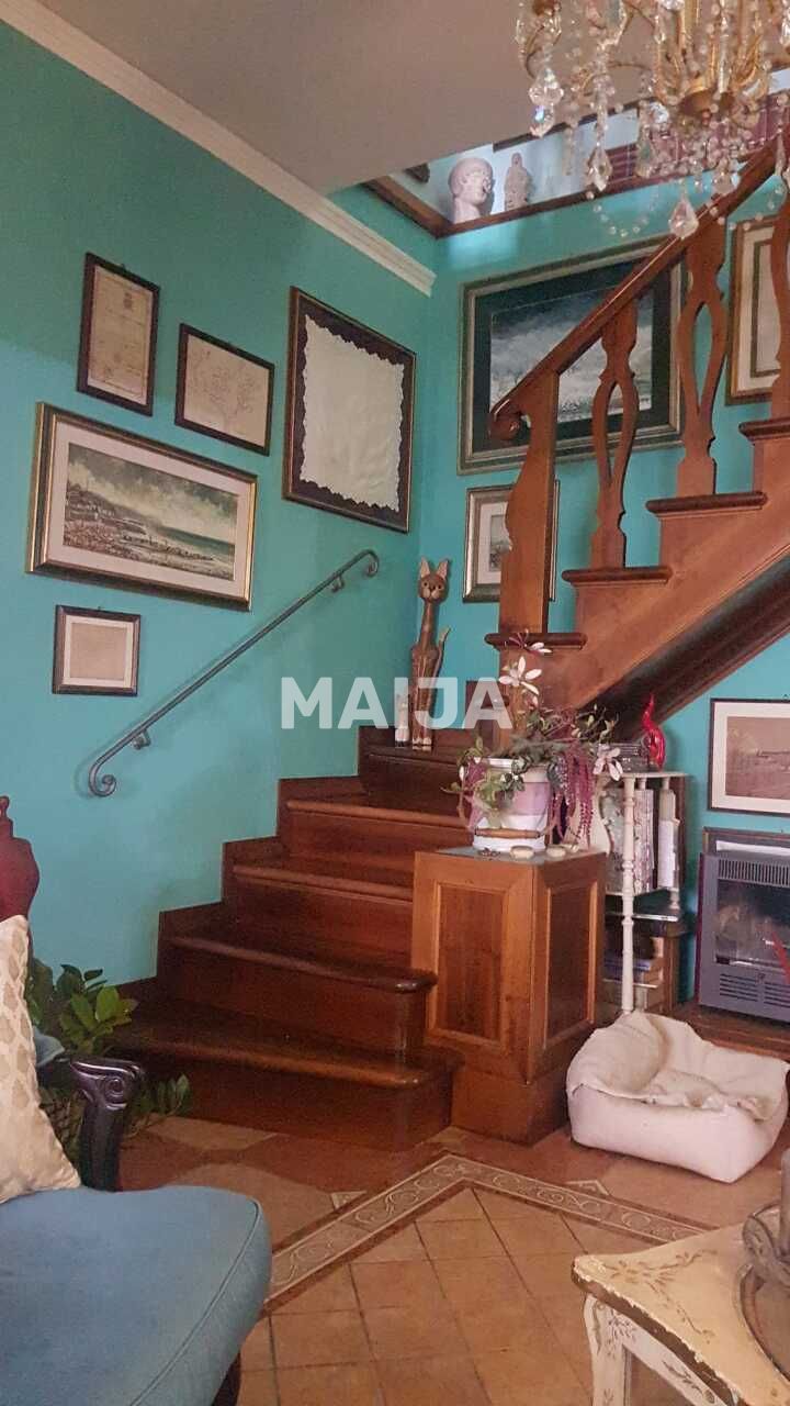 Вилла в Пистое, Италия, 380 м² - фото 1