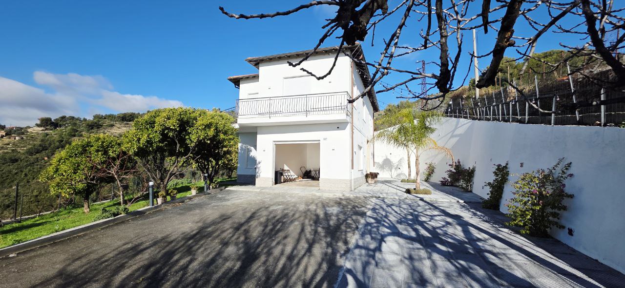 Вилла в Сан-Ремо, Италия, 200 м² - фото 2