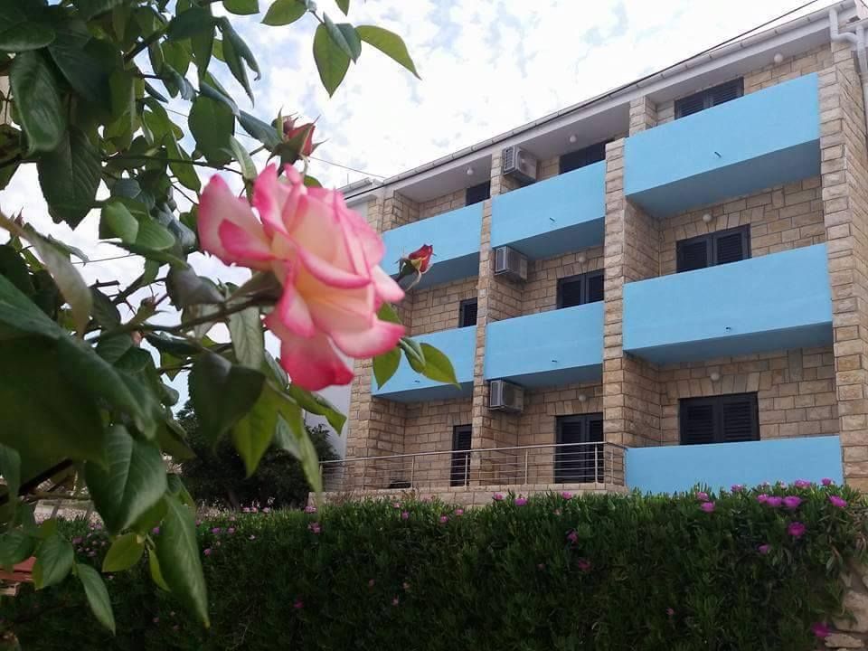 Отель, гостиница на острове Паг, Хорватия, 1 045 м² - фото 1