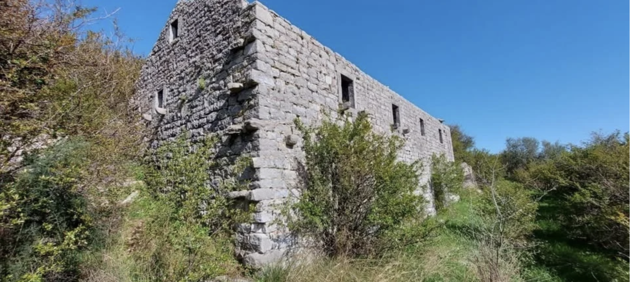 Дом под реконструкцию в Херцег-Нови, Черногория, 111 м² - фото 1