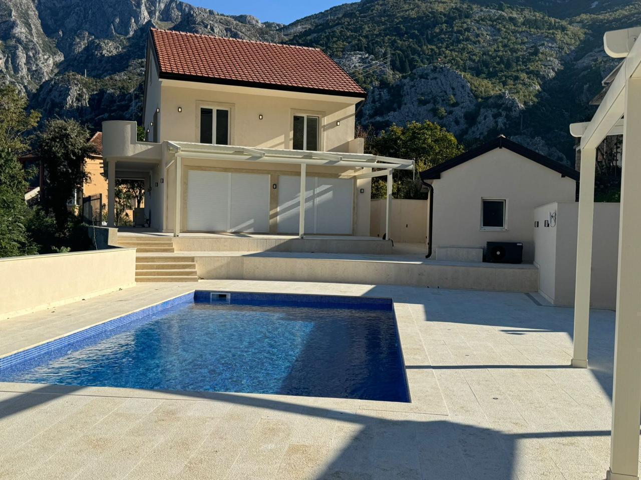 Вилла в Которе, Черногория, 200 м² - фото 1