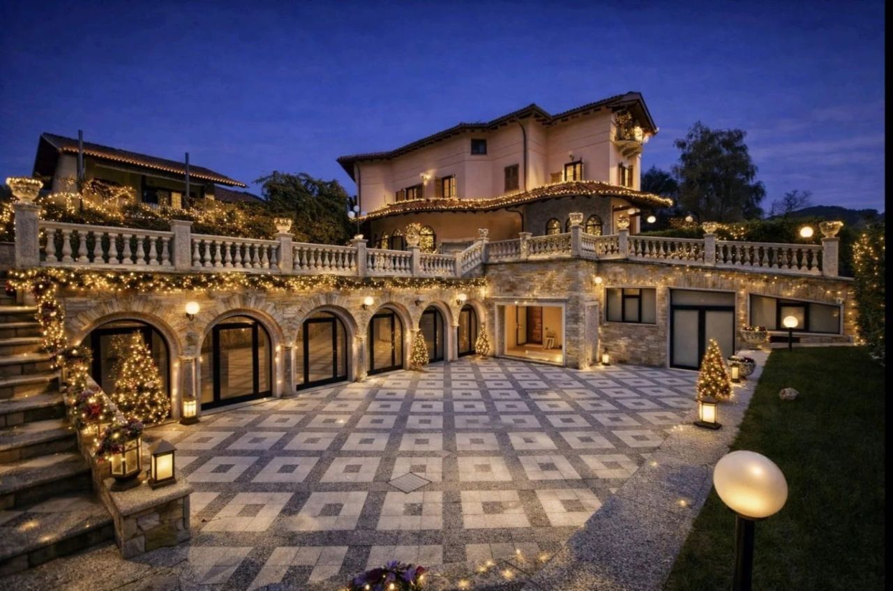 Вилла в Вербании, Италия, 750 м² - фото 1