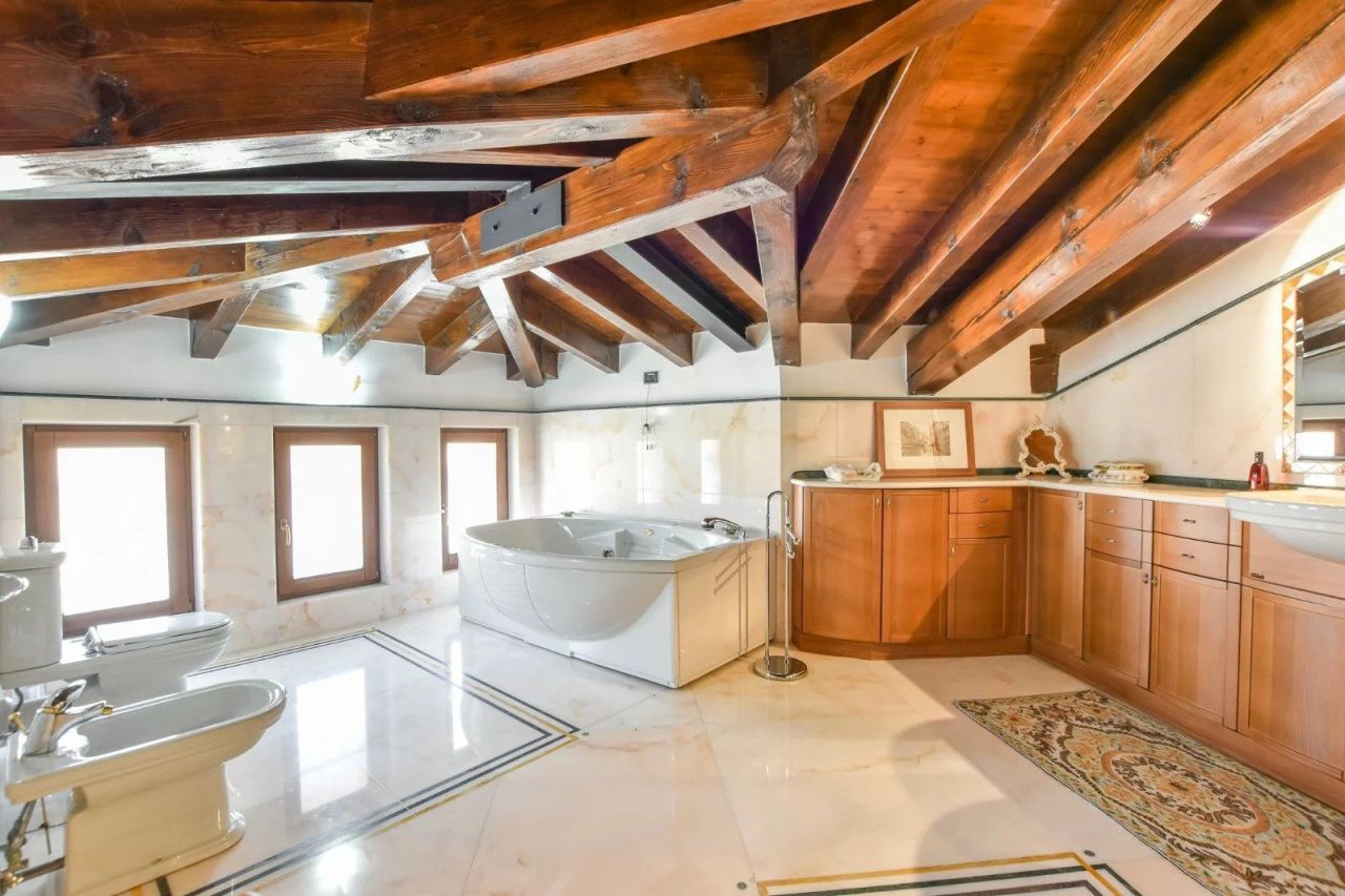 Вилла в Вербании, Италия, 750 м² - фото 12