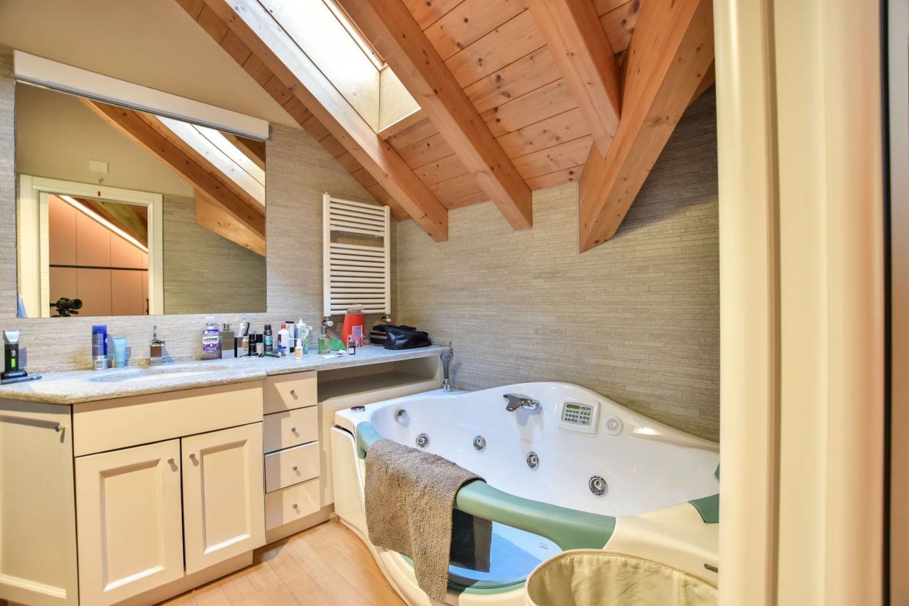 Вилла в Варесе, Италия, 1 087 м² - фото 13