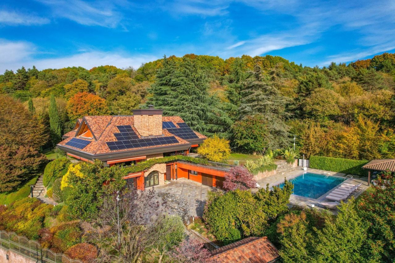 Вилла в Варесе, Италия, 1 087 м² - фото 1