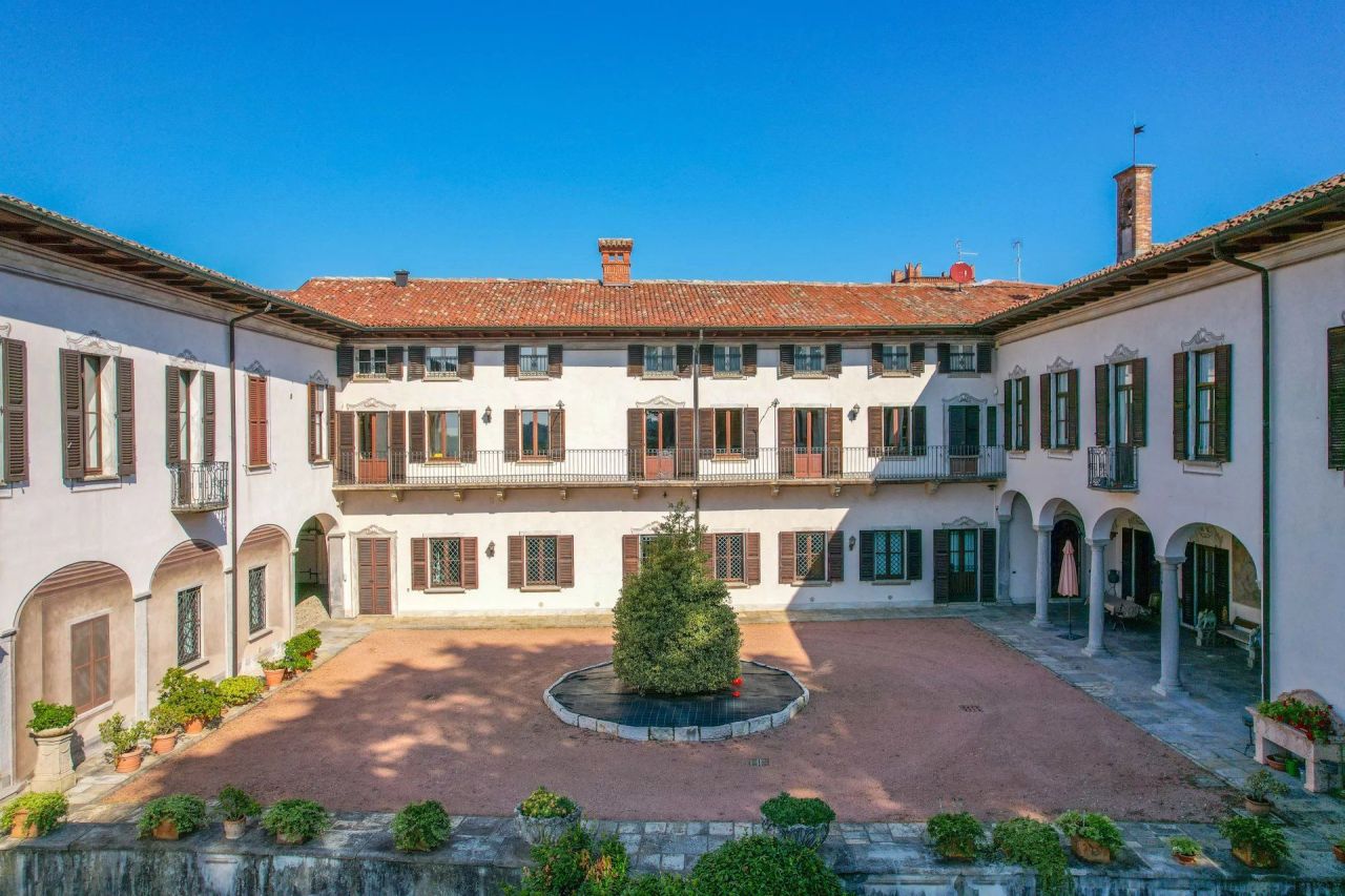 Вилла в Варесе, Италия, 1 200 м² - фото 1