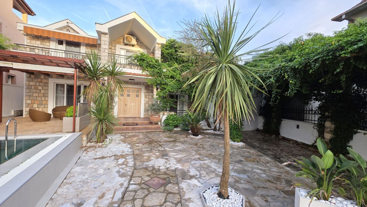 Дом в Тивате, Черногория, 234 м² - фото 1