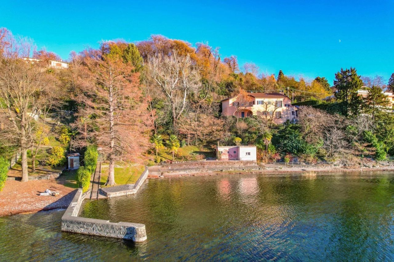 Вилла в Леджуно, Италия, 370 м² - фото 1