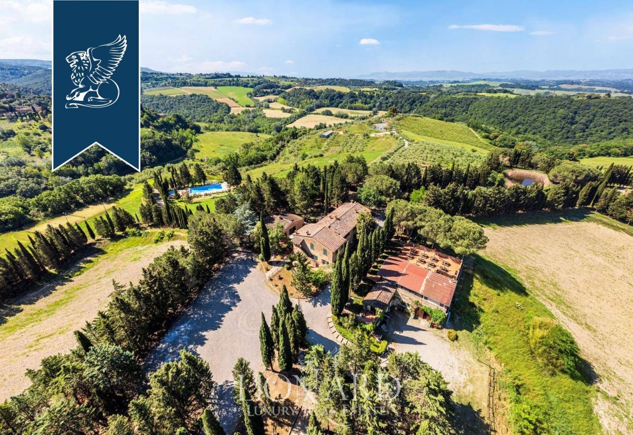 Ферма во Флоренции, Италия, 2 100 м² - фото 1