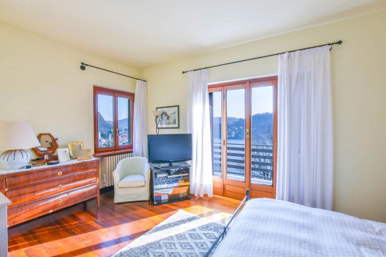 Вилла в Лавено-Момбелло, Италия, 358 м² - фото 13