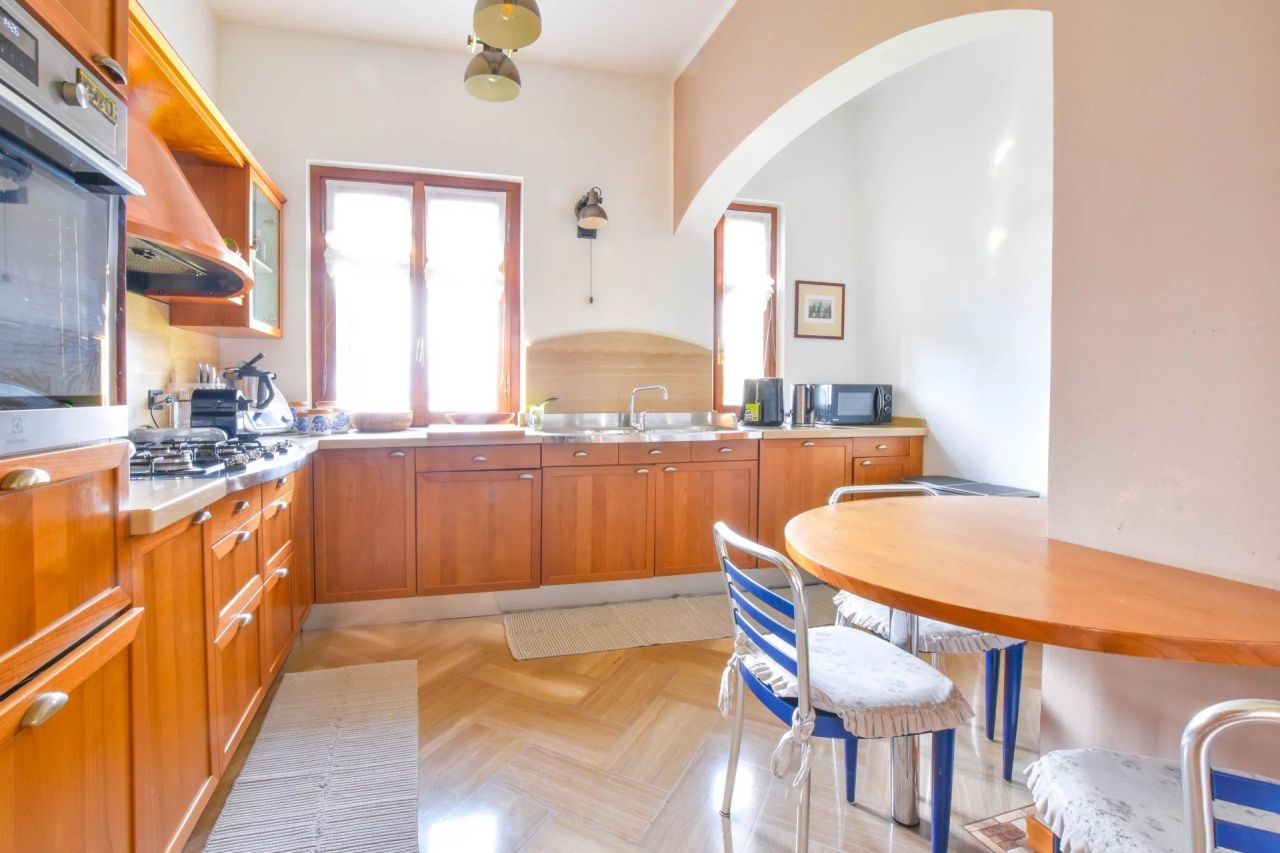 Вилла в Лавено-Момбелло, Италия, 358 м² - фото 9