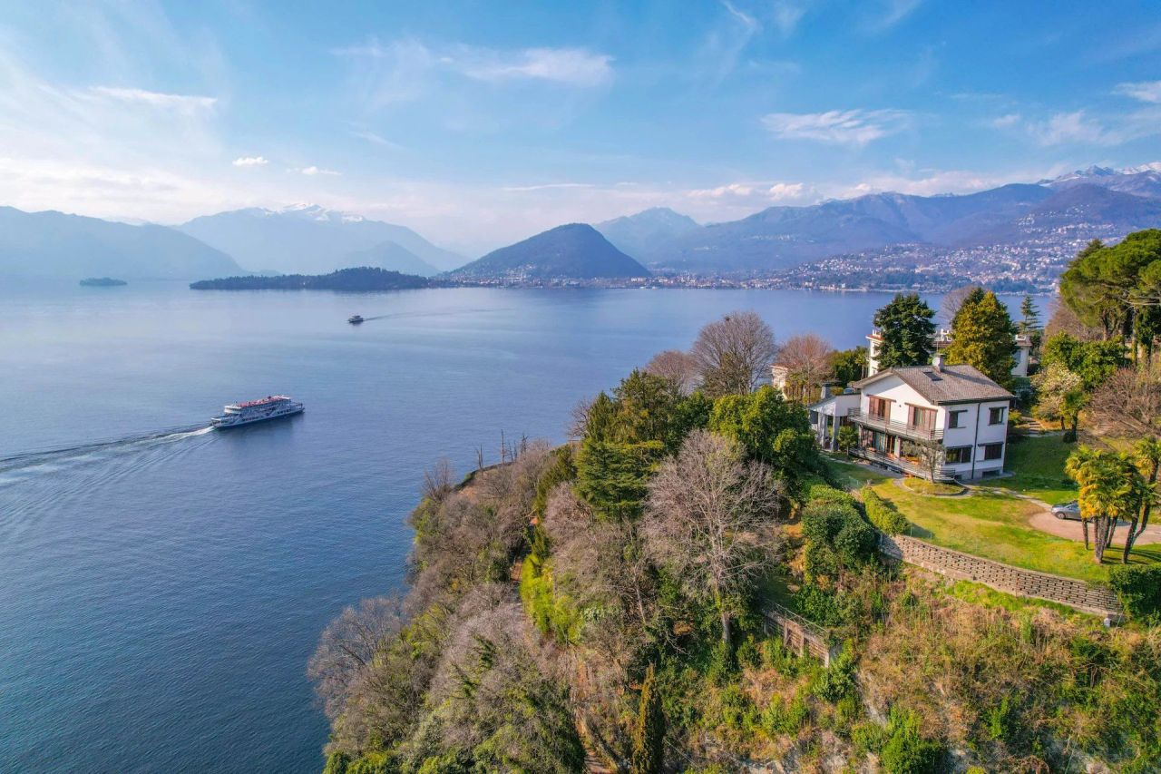 Вилла в Лавено-Момбелло, Италия, 358 м² - фото 1