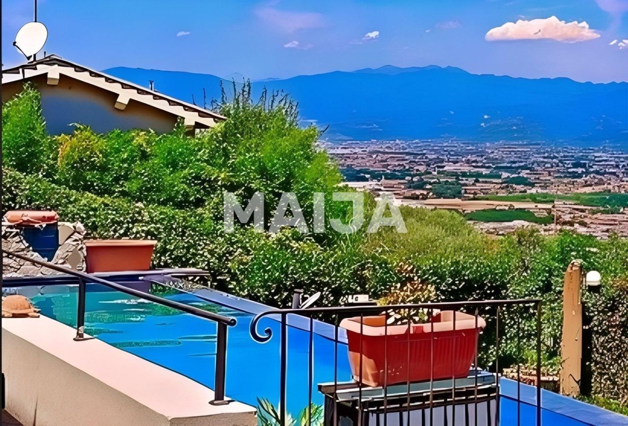 Вилла в Пистое, Италия, 380 м² - фото 1