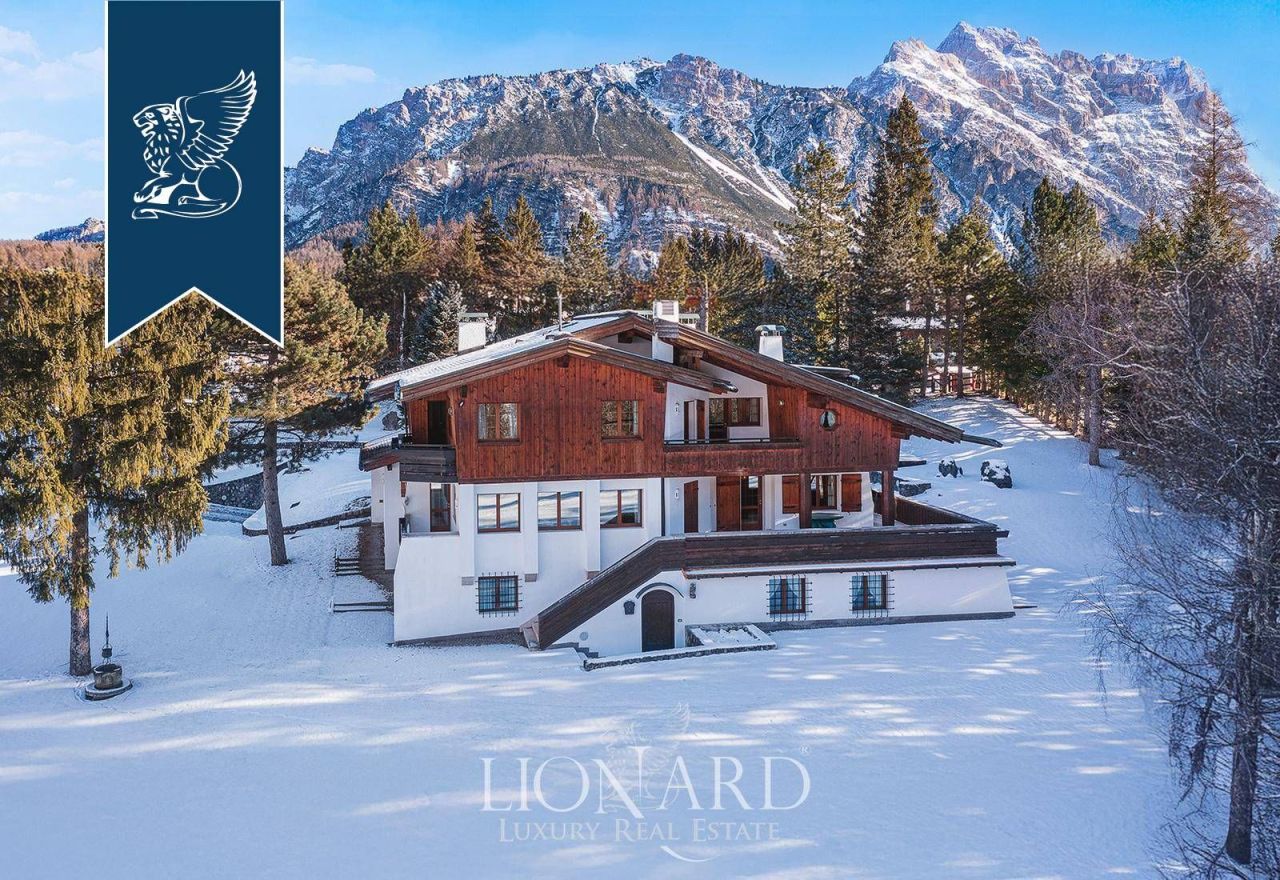 Вилла в Кортина Д'Ампеццо, Италия, 893 м² - фото 1