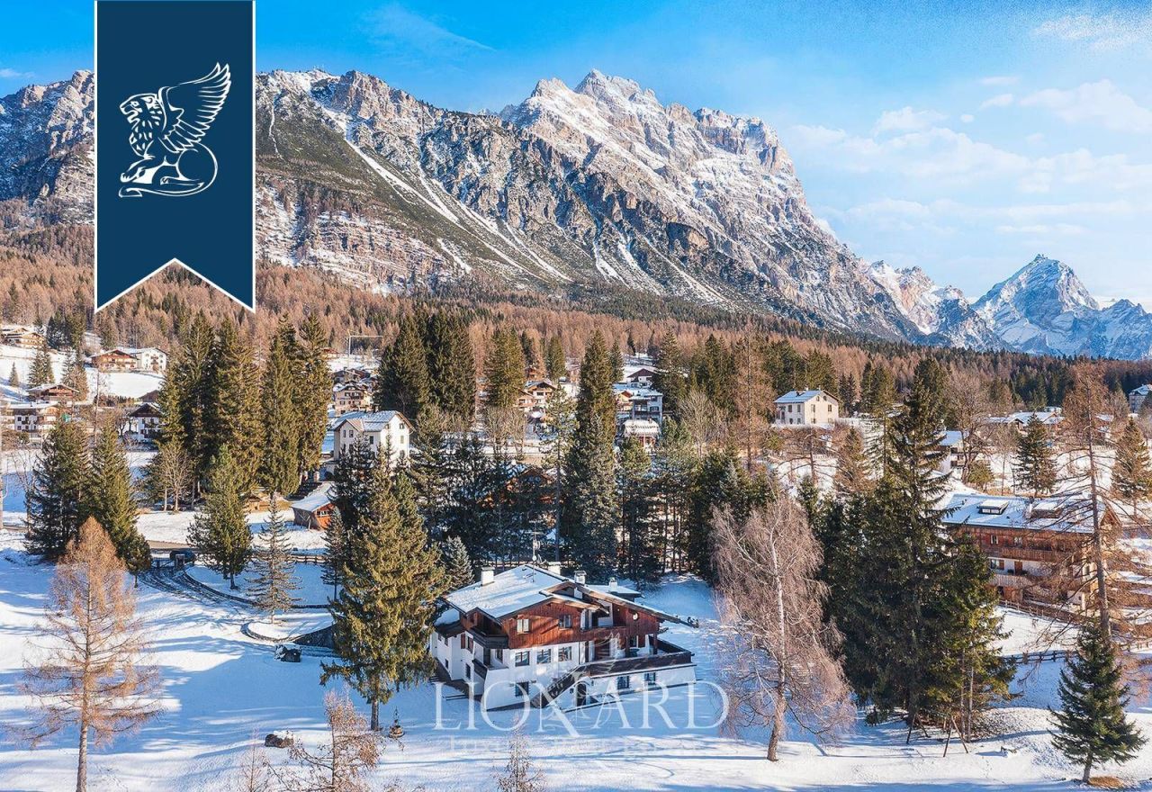 Вилла в Кортина Д'Ампеццо, Италия, 893 м² - фото 2