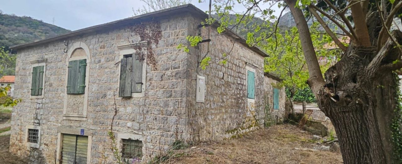 Дом под реконструкцию в Херцег-Нови, Черногория, 107 м² - фото 5