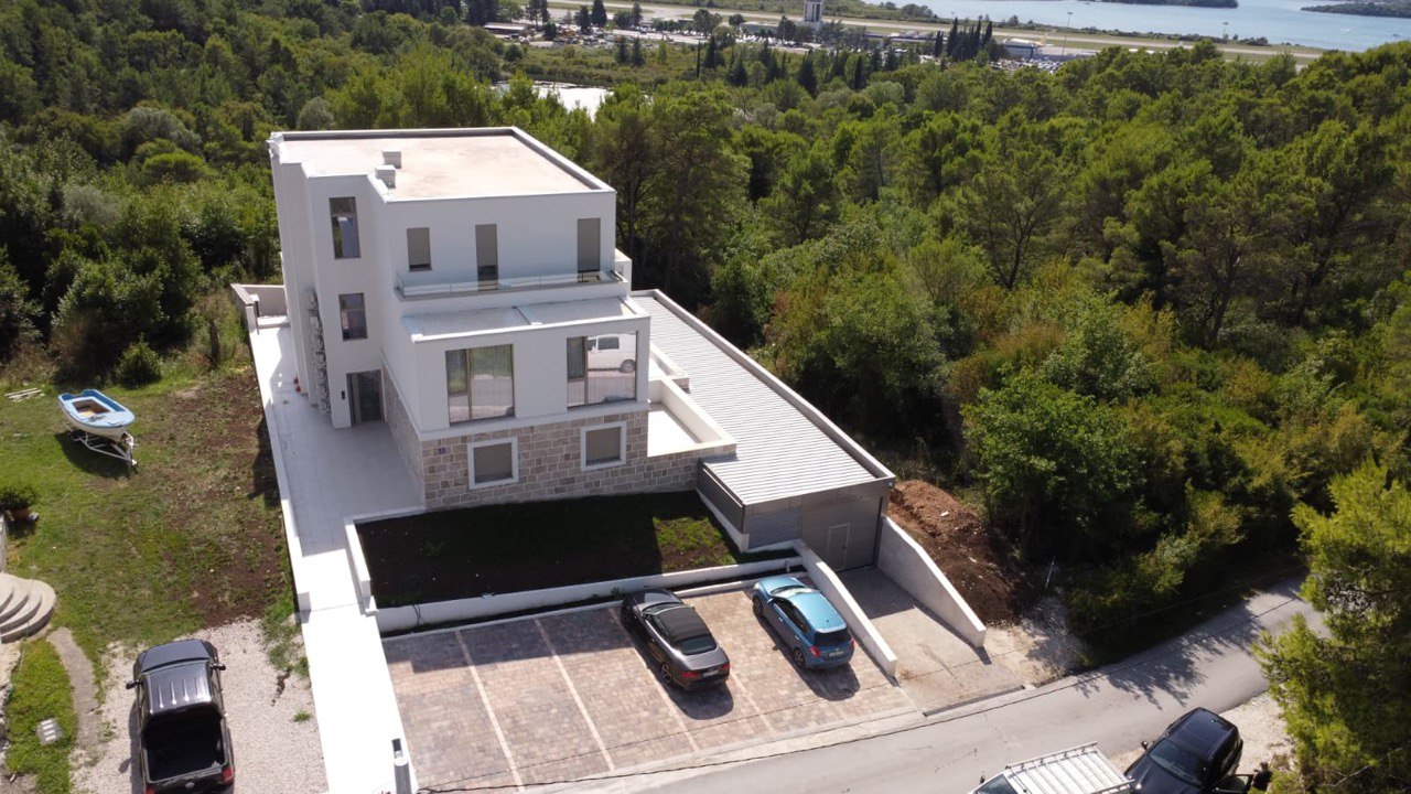 Квартира в Тивате, Черногория, 90 м² - фото 1