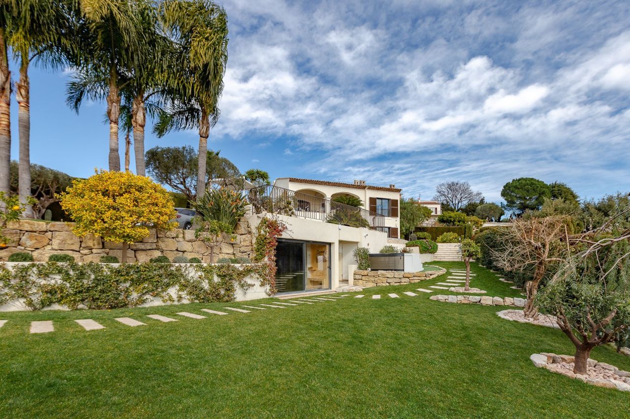 Вилла в Кань-Сюр-Мере, Франция, 202 м² - фото 1