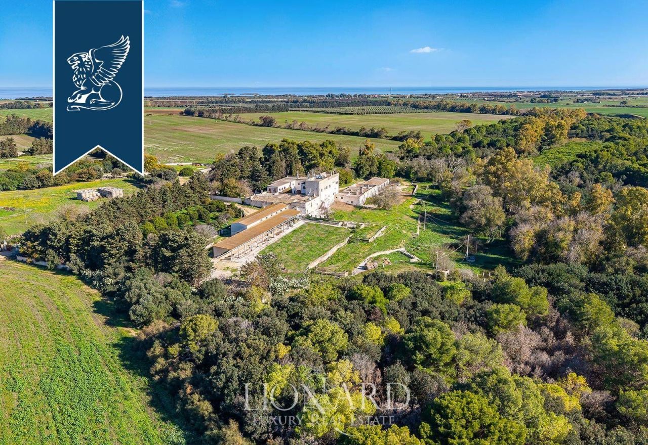 Дом в Бриндизи, Италия, 2 400 м² - фото 1