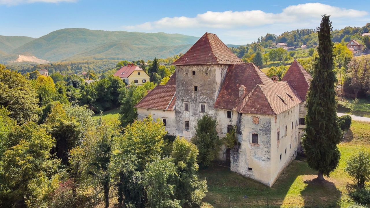 Отель, гостиница в Шентерней, Словения, 2 229 м² - фото 2