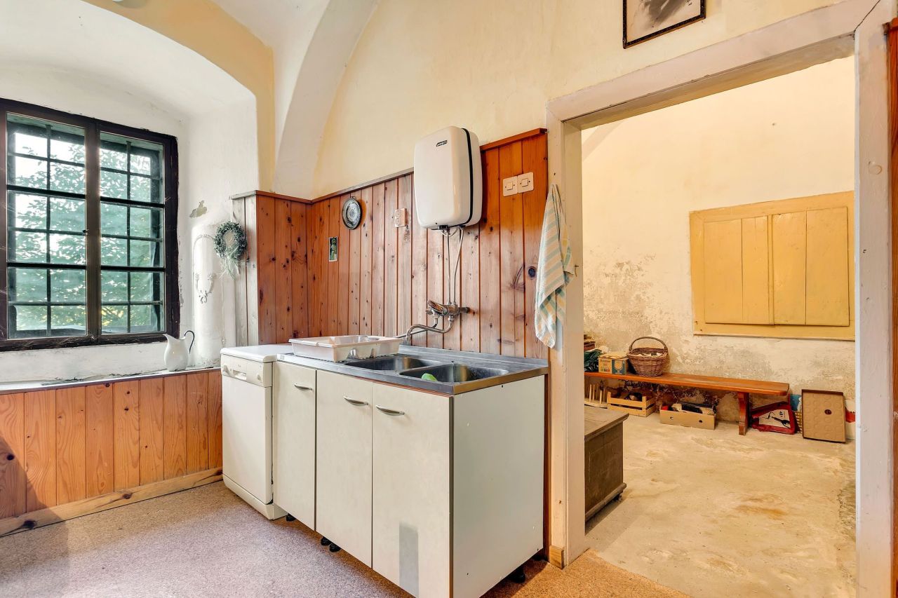 Отель, гостиница в Шентерней, Словения, 2 229 м² - фото 8